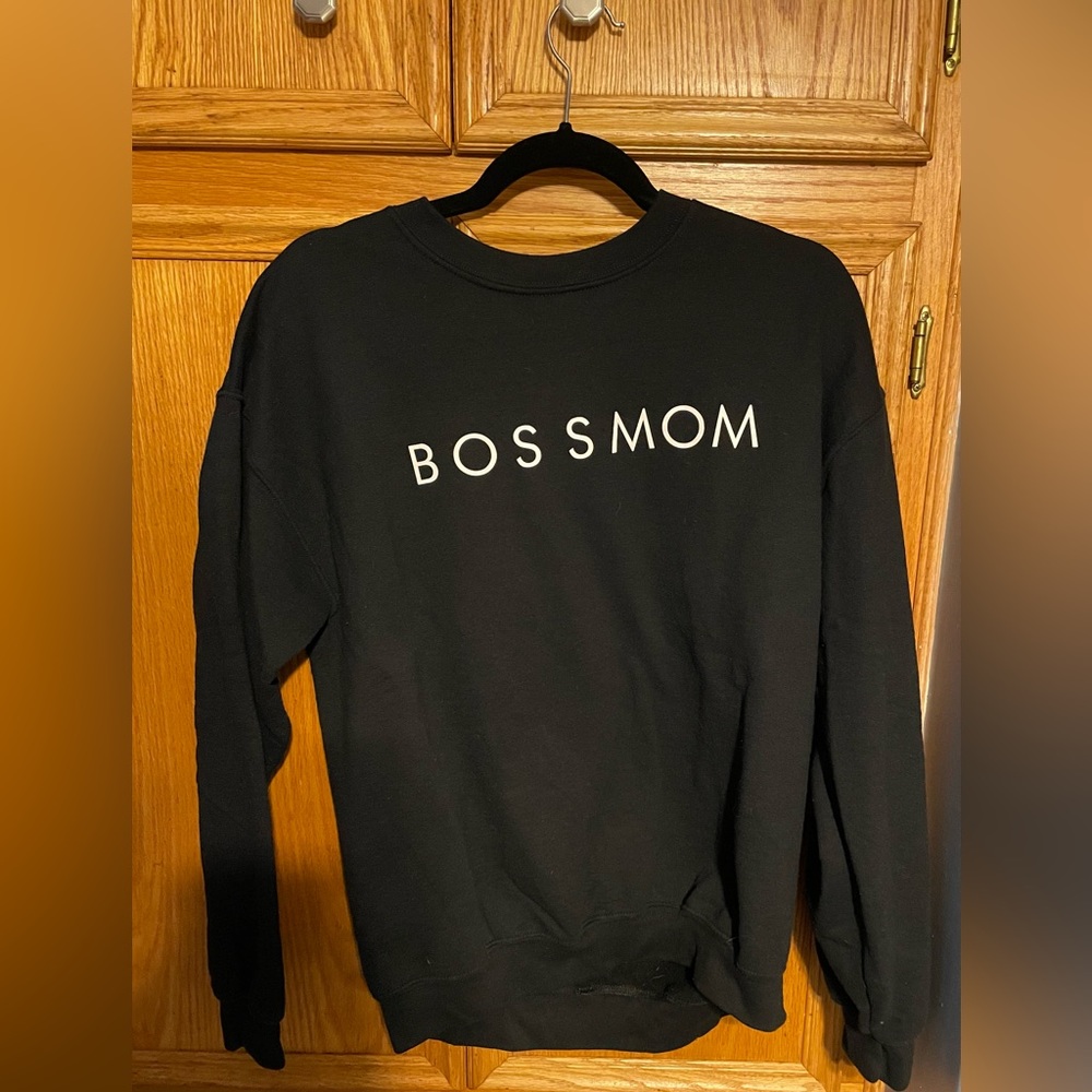Black Gildan sweater BOSS MOM